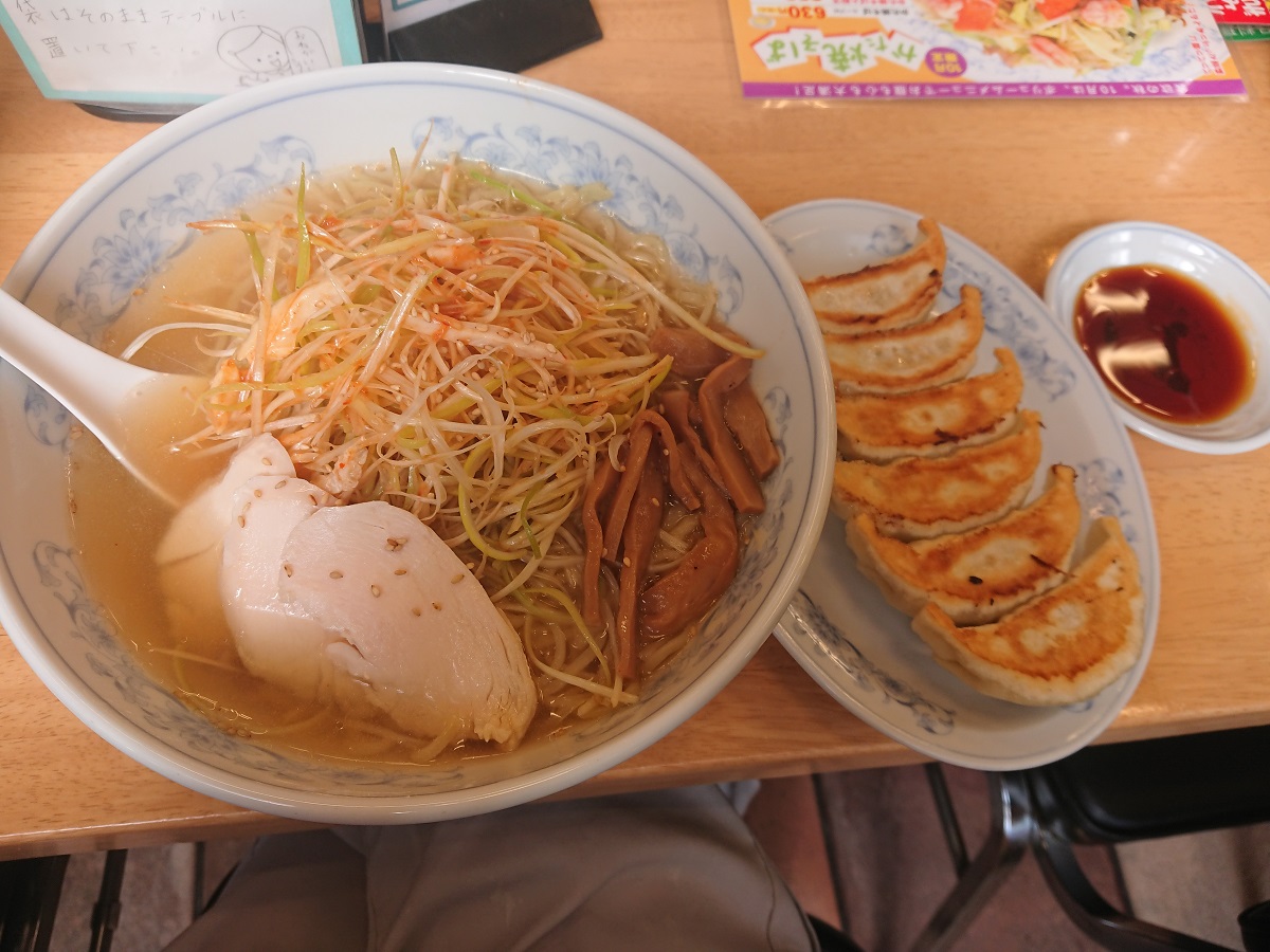 ネギ鶏チャーシュー麺と餃子